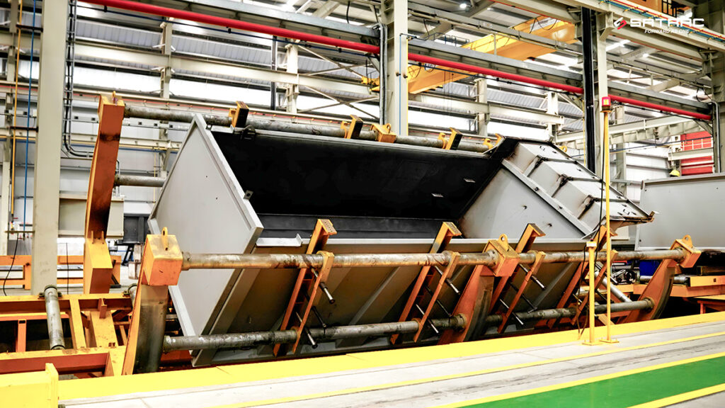 ダンプボディの溶接工程で用いられている反転ジグ