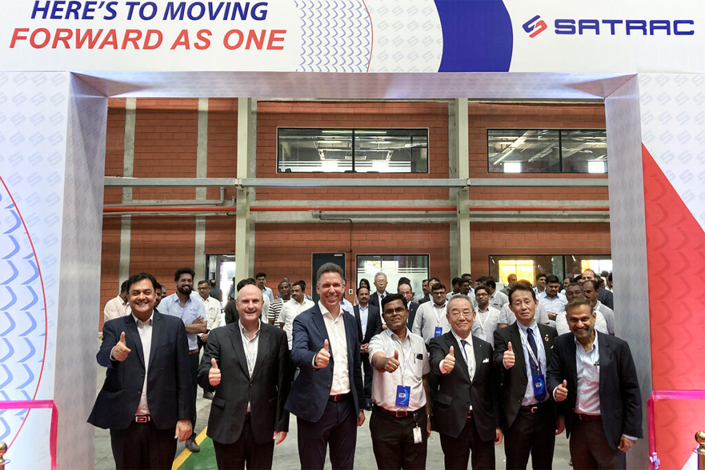 チェンナイ工場竣工式でポーズをとる極東開発の布原社長（右から3人目）、同じく則光健男専務（同2人目）、SATRAC社のバントワル社長（右端）、来賓のDICVのシュミット社長CEO（左から3人目）