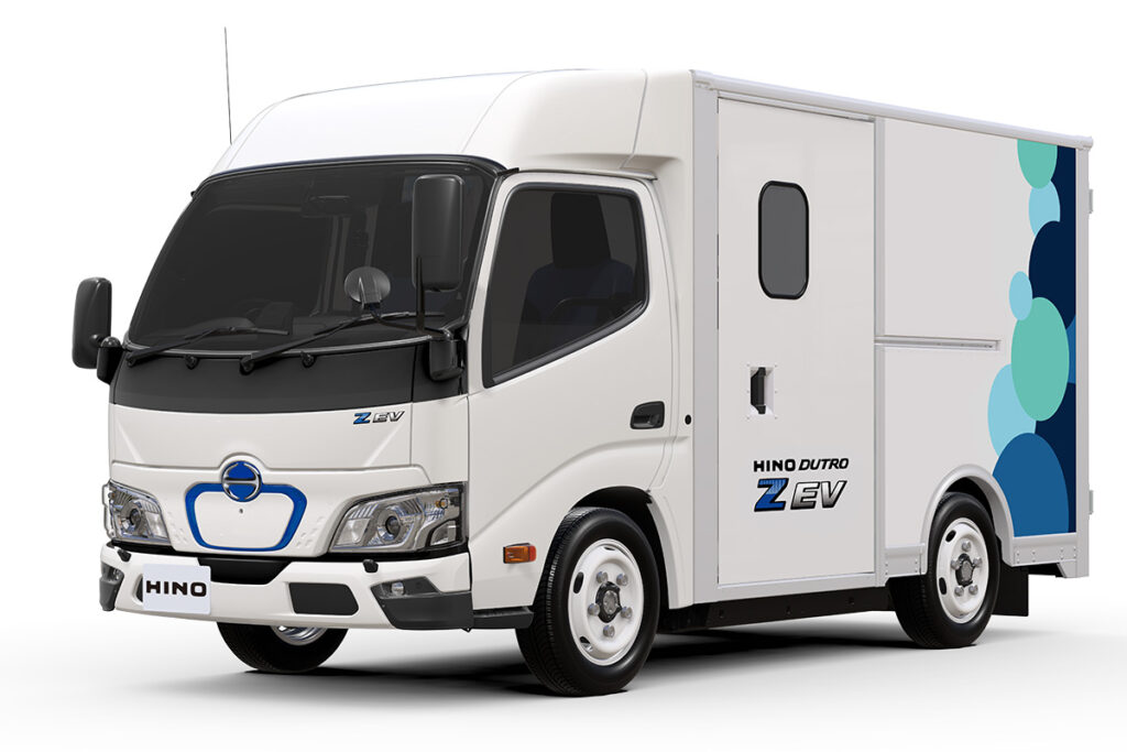 日野の小型EVトラック・デュトロ Z EV。写真は年内に発売予定の2026年モデル。理想的なラストワンマイル配送車を目指して、画期的な前輪駆動・超低床シャシーを実用化。現行普通免許で運転可能なGVW3.5トン未満車でもある