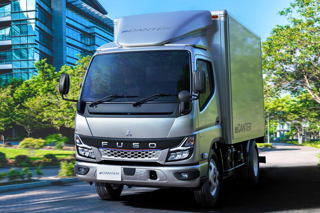 三菱ふそうから日野へOEM供給される小型EVトラック・eキャンター。積載量2～4トン・GVW5トン未満～8.5トンと、小型トラックに求められる多様なニーズに対応している。運転免許も準中型以上で、GVW7.5トン超の車型では中型免許が必要だ