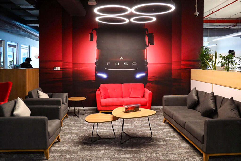 ふそうテックセンターインディアのロビー。壁全面に「スーパーグレート」の最新モデルが