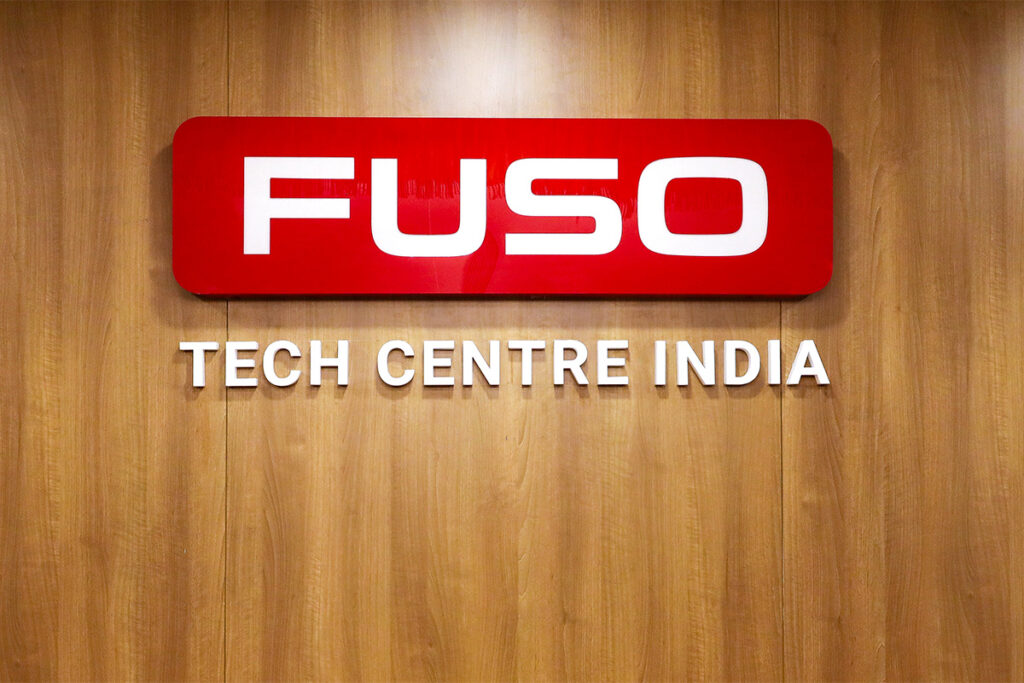 ふそうテックセンターインディアのオフィスに掲げられた社名ボード