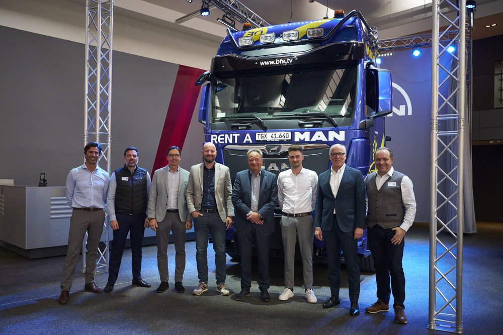 新たな「ライオンキング」が誕生！　MAN・TGXに連結総重量250トンの超重量物輸送用フラッグシップトラック!!