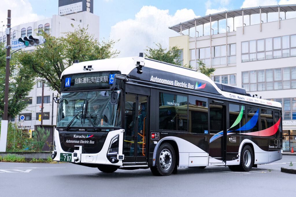 いすゞとティアフォーが開発中の「エルガEV自動運転バス」。写真は2025年10月～2026年1月にわたって平塚市で行なわれた実証運行（レベル2相当）の様子（写真：ティアフォー）