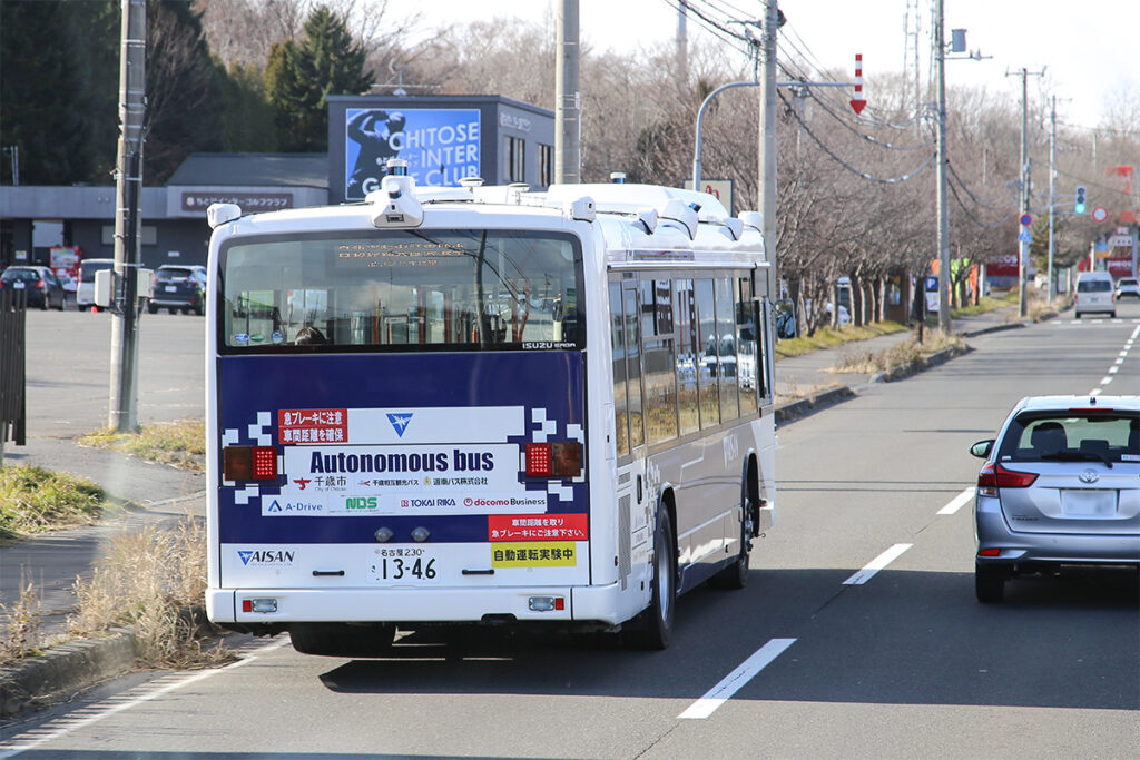 こちらはディーゼル車ベースの「エルガ自動運転バス」。写真は2025年11月～2026年1月にわたり千歳市で行なわれた実証運行の様子（写真：フルロード編集部）