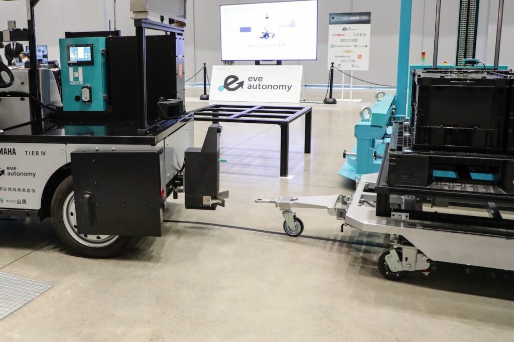 スムーズな台車の脱着を披露した自動台車脱着装置のデモンストレーション