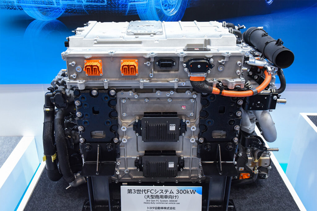 第25回スマートエネルギーWEEK／H2＆FC EXPOで展示されたトヨタの大型商用車向け第3世代FCシステム。前回に比べて補機類や配管の取り回しなど外観が変わっている