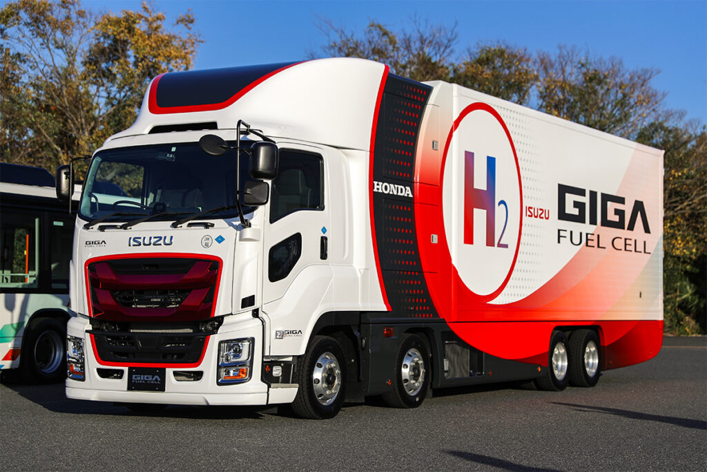いすゞとホンダが共同開発した研究開発用大型FCトラック「ギガFuel Cell」。FC乗用車「クラリティFC」のFCシステム4基を用いたパワートレーンを搭載する。昨年約2年に及ぶ公道運行試験を終了、その成果は次世代FCシステムとともに2027年以降に市販予定の次期大型FCトラックにフィードバックされる