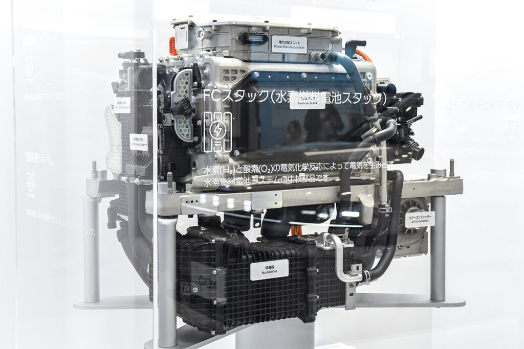 第25回スマートエネルギーWEEK／H2＆FC EXPOに展示されたヒョンデのFCシステム。世界初の量産型大型FCトラック「エクシエントFuel Cell」や大型FCバス、日本でこの4月に発売するFC乗用車「ネッソ」の全面改良モデルにも搭載し、その実車も展示していた