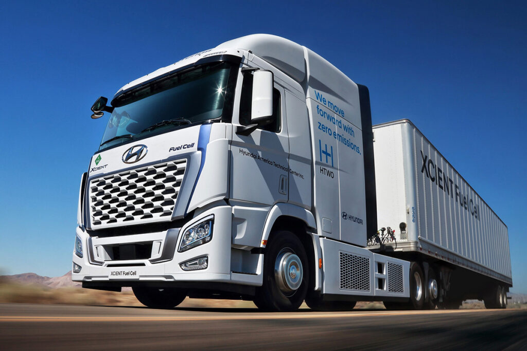 ヒョンデの大型FCトラック「エクシエントFuel Cell」。2020年以降スイス、ドイツ、米国などで販売が行なわれ、累計走行距離は2200万kmと大型FCトラックとしては随一の実績を有する（写真：ヒョンデモータース）