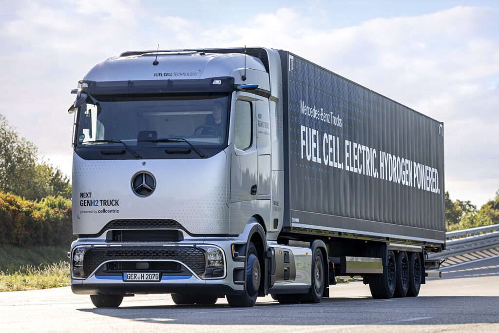 セルセントリックのFCシステムを搭載するダイムラーの大型FCトラック「メルセデスベンツNEXT GenH2トラック」。いまは現行型のBZA150型FCシステム2基を用いているが、いずれは「次世代FCシステム」を搭載することになるだろう