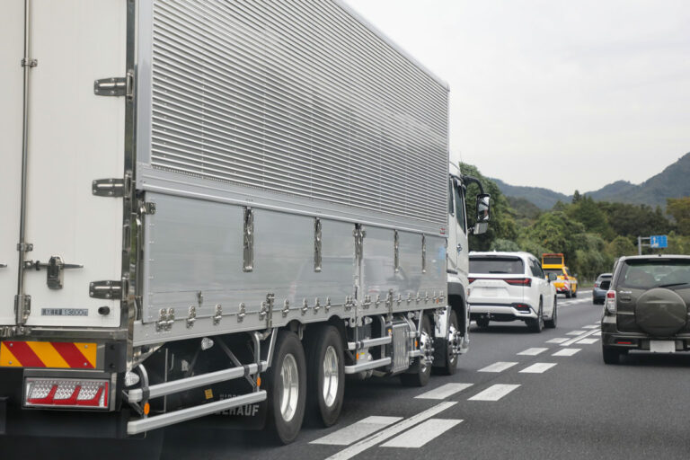 明るい未来が見えない運送業界の現状が不安! 【トラックドライバーに聞いた最近不安に思うこと】