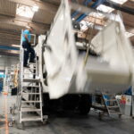 リサイクルの要の「ゴミ収集車」をリサイクル素材で!?　ダイムラーが資源の循環を印象付けるコンセプト車両