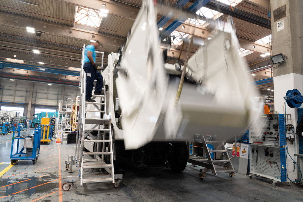 リサイクルの要の「ゴミ収集車」をリサイクル素材で!?　ダイムラーが資源の循環を印象付けるコンセプト車両