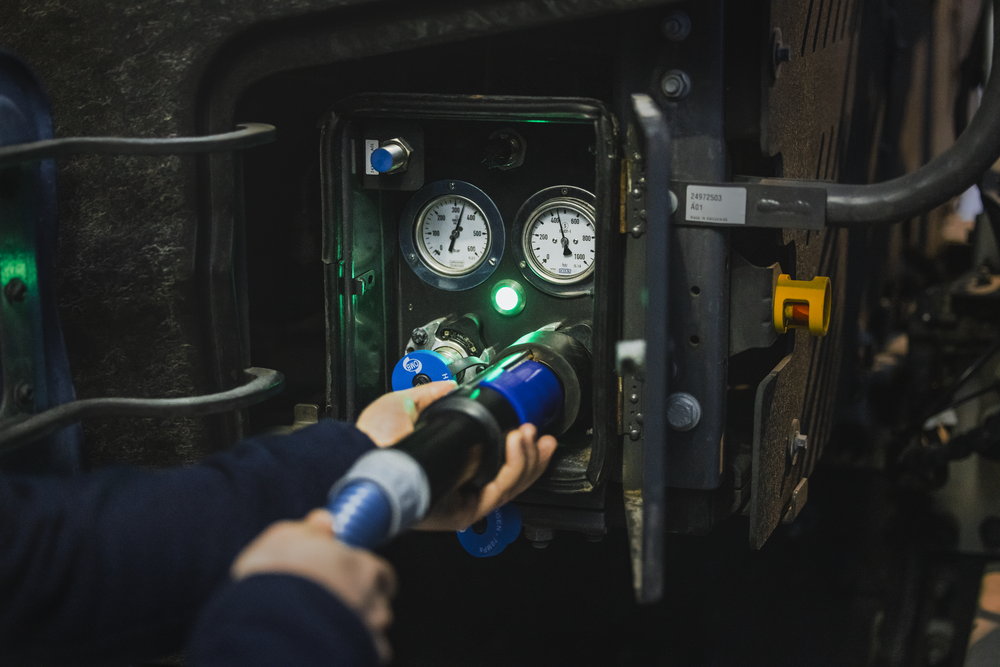 ボルボが「水素エンジン」の大型トラックを路上試験! 2030年までに最先端の水素ソリューションを商用化へ