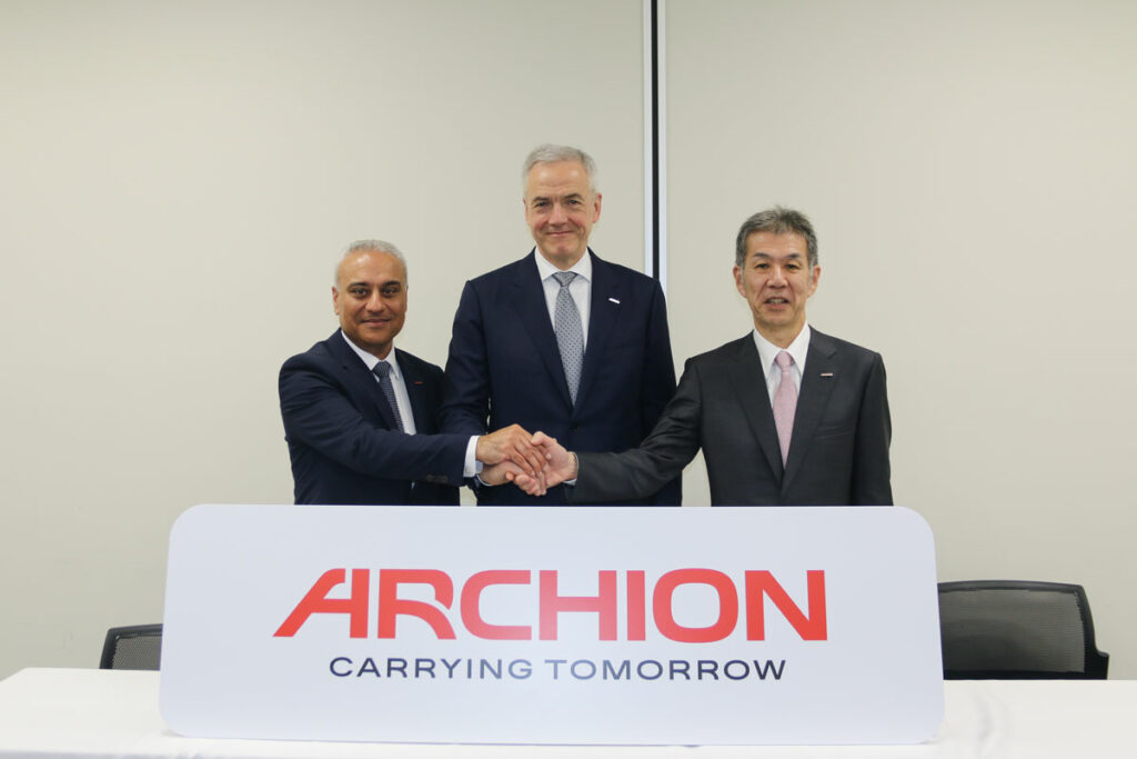 アーチオンの経営陣。代表取締役社長・CEOのカール・デッペン氏(中央)、代表取締役財務・経理本部長CFOのヘタル・ラリギ氏(左)、取締役製品・開発・調達本部長CTOの小木曽聡氏(右)