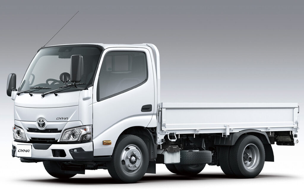 トヨタ ダイナ2~4トン積系。改良でフロントバンパーの意匠が大きく変わった。写真は標準キャブ・標準デッキ(荷台長3.1m)・フルジャストロー・最大積載量2.0トン・150PS・6速MT・Sパッケージ装着車(2WG-XZU606-TQFMJ)