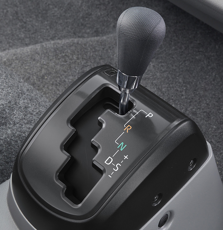 6段オートマチック車のシフトセレクター。シフトゲートは、従来のストレート型+シーケンシャルゲート付から、新たにスタッガード(ギザギザ)型+シーケンシャルゲート付へと改められ、レバー形状も新しくなった