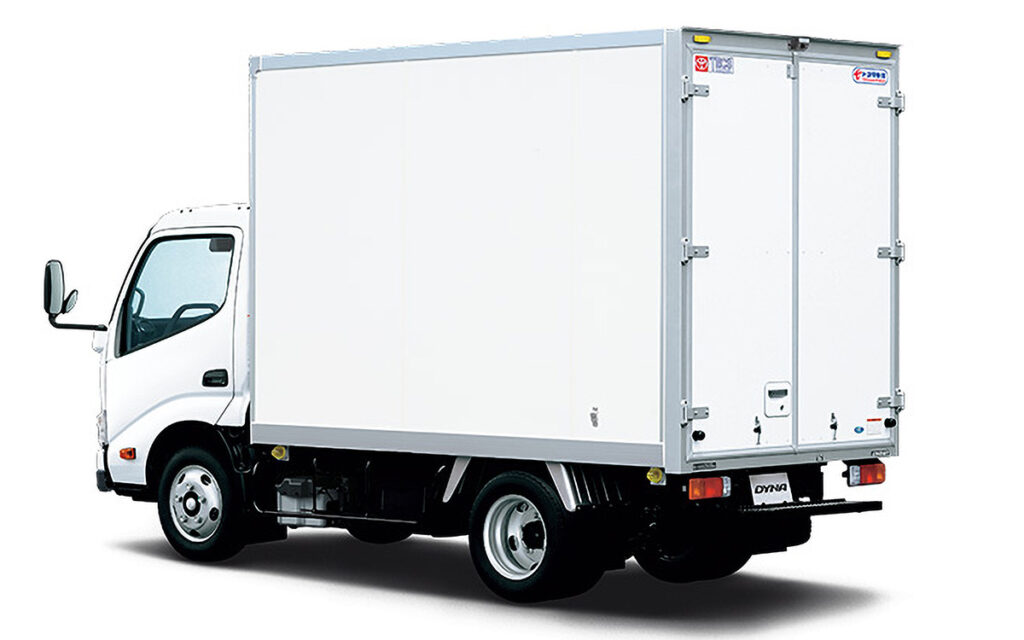 TECSシリーズのドライバン完成車「アルミバンS」。トヨタ車体が開発・生産しているアルミ製ドライバンボディを架装した完成車（トラックではシャシーと荷台および荷台艤装を一体で供給するものを指す場合が多い）である