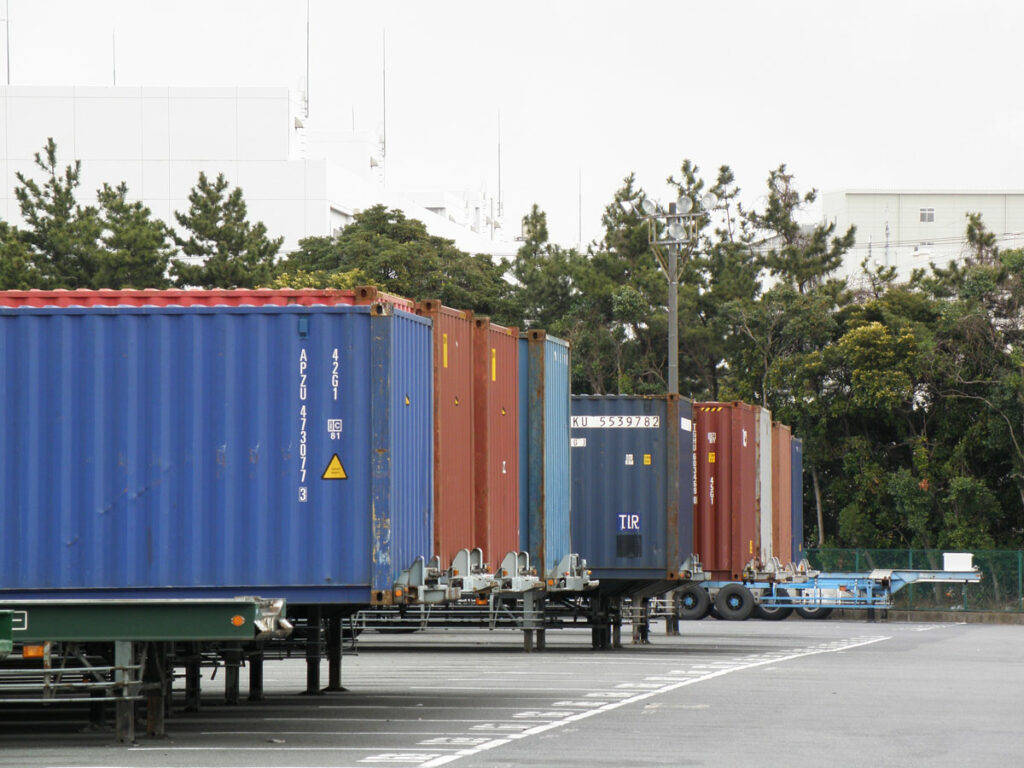 海コンのシャシープール。ドコマップトレーラは海コンシャシーやコンテナの管理にも有効だ