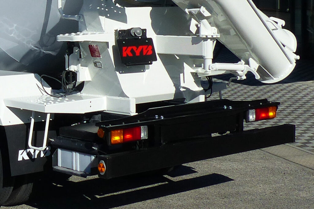 「ジャパントラックショー2026」で会えるぞ！　カヤバが日本初となるEVトラックベースの「電動駆動式コンクリートミキサー車」を発表！