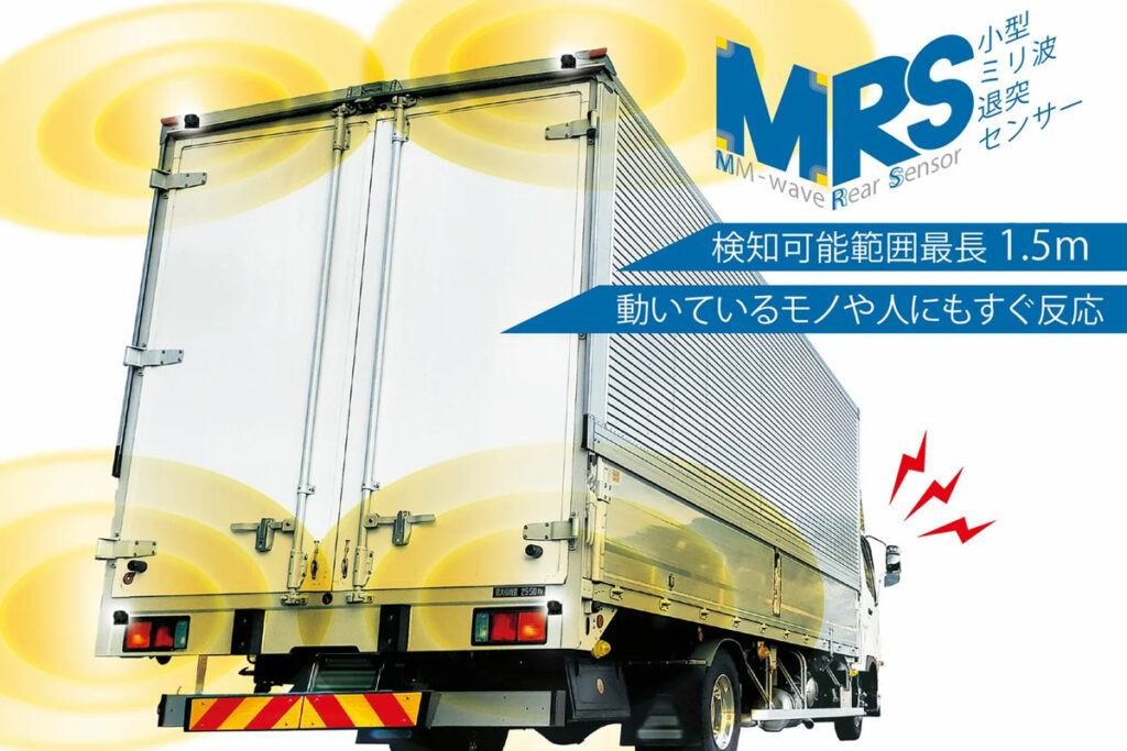 夜間や悪天候時でも安心！　カーメイトとセンコー商事が共同開発したトラック用「後退支援システム」とは？