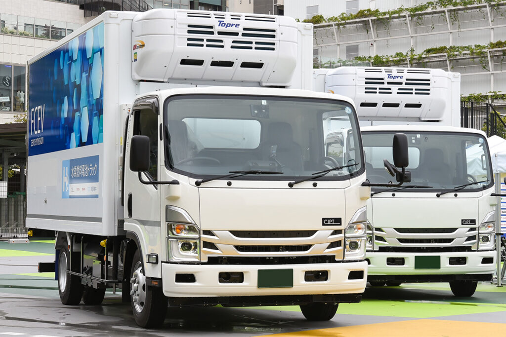 いすゞエルフEVにトヨタ第3世代FCシステムを搭載!? 量産タイプの燃料電池小型トラックが2027年デビューへ！
