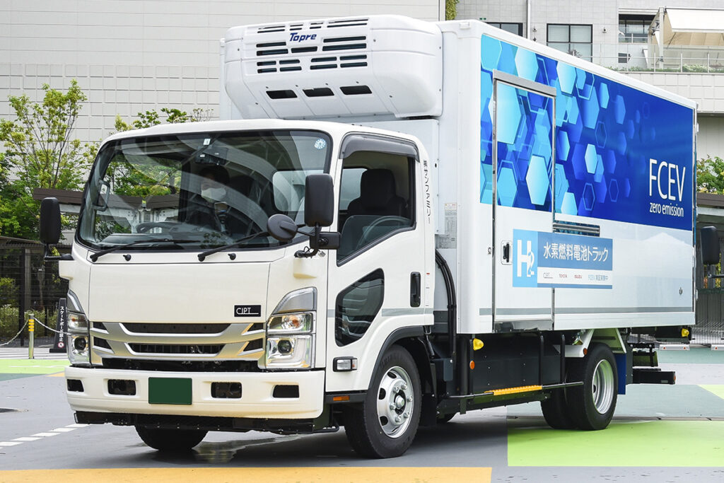 CJPTでの協業で開発されたいすゞエルフベースの小型FCトラック実証試験車