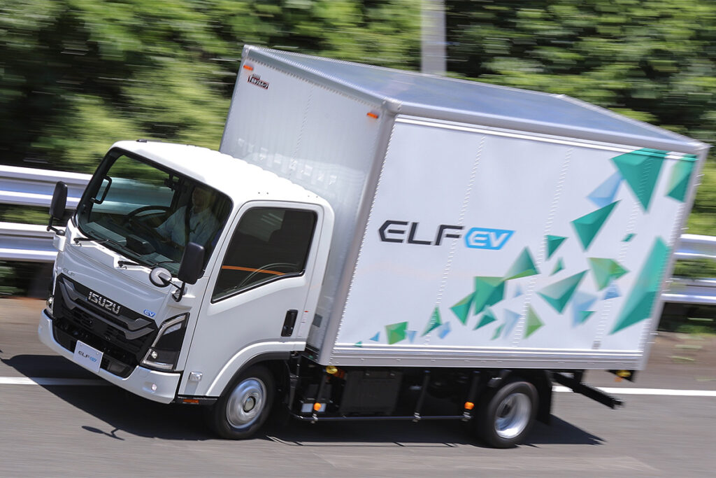 いすゞとトヨタが共同開発する量産モデル小型FCトラックのベースとなるエルフEV。写真はハイキャブ2トン積ロングボディだが、『エルフFCV』の車型展開はまだ不明