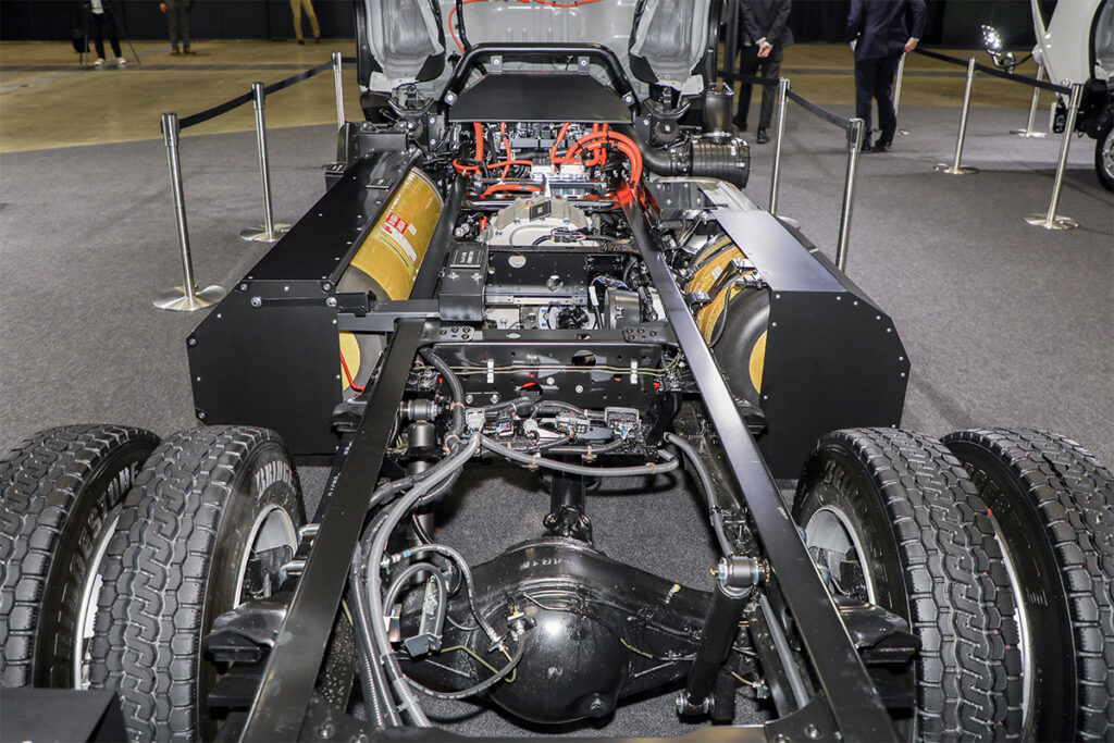キャブ付シャシー状態のエルフベースFCトラック実証試験車。シャシーフレーム左右の黄色いタンクが700気圧で圧縮した水素ガスの容器