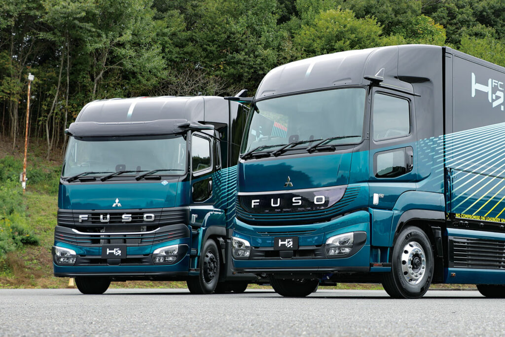 「燃料電池」と「水素エンジン」どっちも重要！　2種類のパワートレーンを使い分ける三菱ふそうの「水素駆動大型トラック」を振り返る！