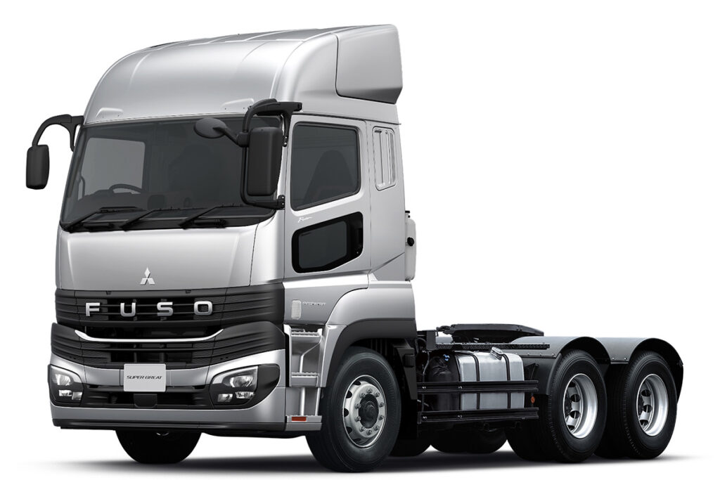 25年11月発表の「スーパーグレートFV-R第5輪荷重20トン車」（FV80VJR5XN＊系）。NR装置（速度制限装置）付では許容GCW86トンを実現するスパグレ最強モデル。こちらも展示車は写真と異なるカラーリングになるようだ