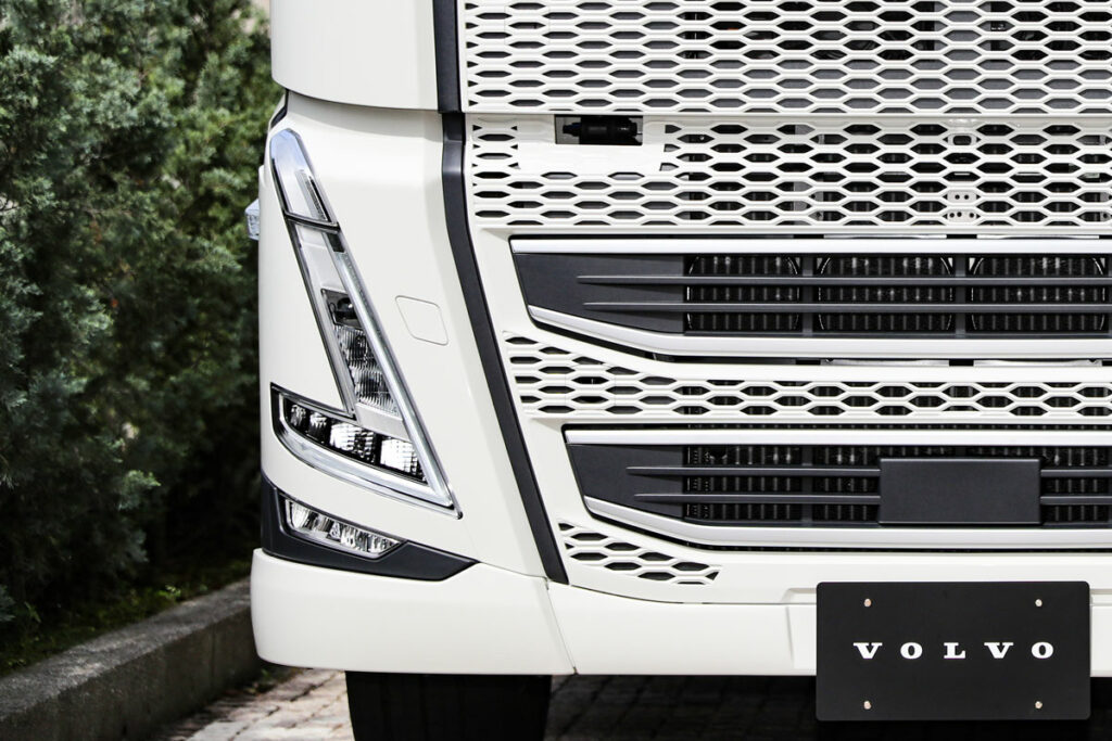 国内大型トラック初の電子式サイドミラーを採用！　ボルボ「FH」2026年モデルは安全性や快適性がグッと高まった！