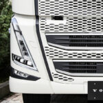 国内大型トラック初の電子式サイドミラーを採用！　ボルボ「FH」2026年モデルは安全性や快適性がグッと高まった！