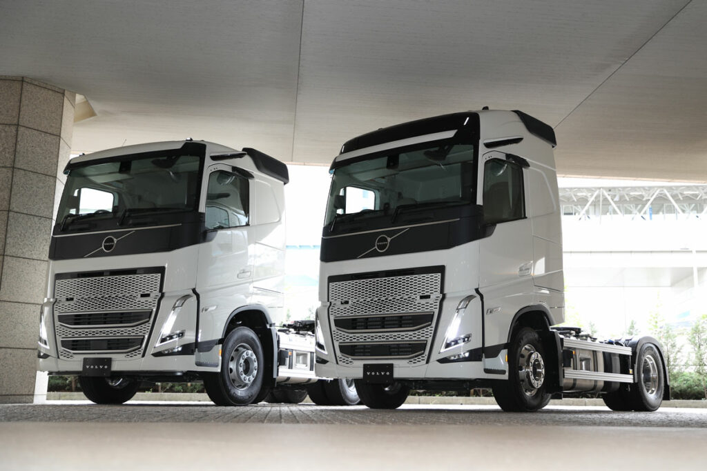 ボルボ「FH」2026年モデル。手前が4×2セミトラクタのハイルーフモデル、奥が6×4セミトラクタの標準ルーフモデル