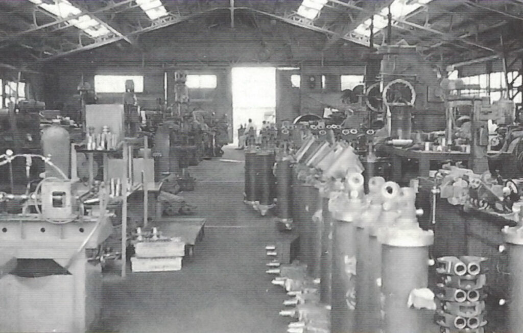 甲子園工場の内部の様子。ダンプ用のシリンダが製造されていた（1957年撮影）