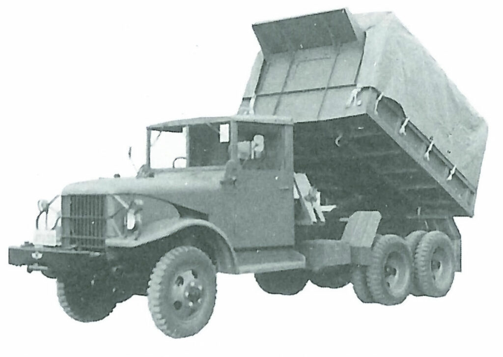 6輪駆動の航空自衛隊向けトヨタ2DW-15ダンプ。名古屋工場でトヨタとの初の商談は、28台の同ダンプだった