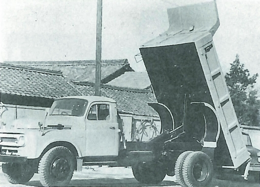1960年9月から日本で最初に大型トラックでの指定自動車ダンプとなったトヨタFA、DAダンプ
