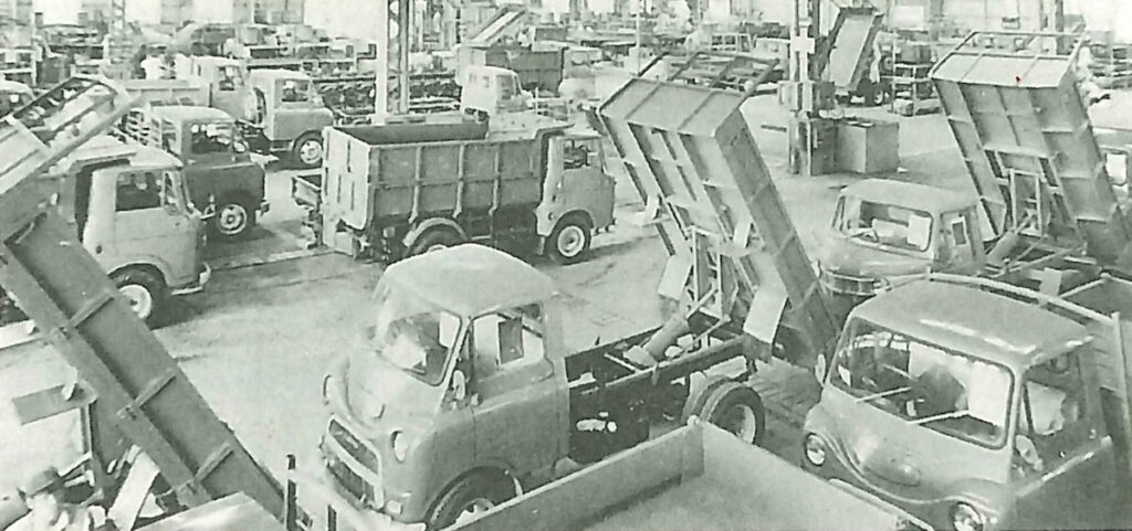 本社新工場では1960年1月から組立作業を開始した。小型ダンプを中心に増産に次ぐ増産で1961年6月には月産1400台を達成した