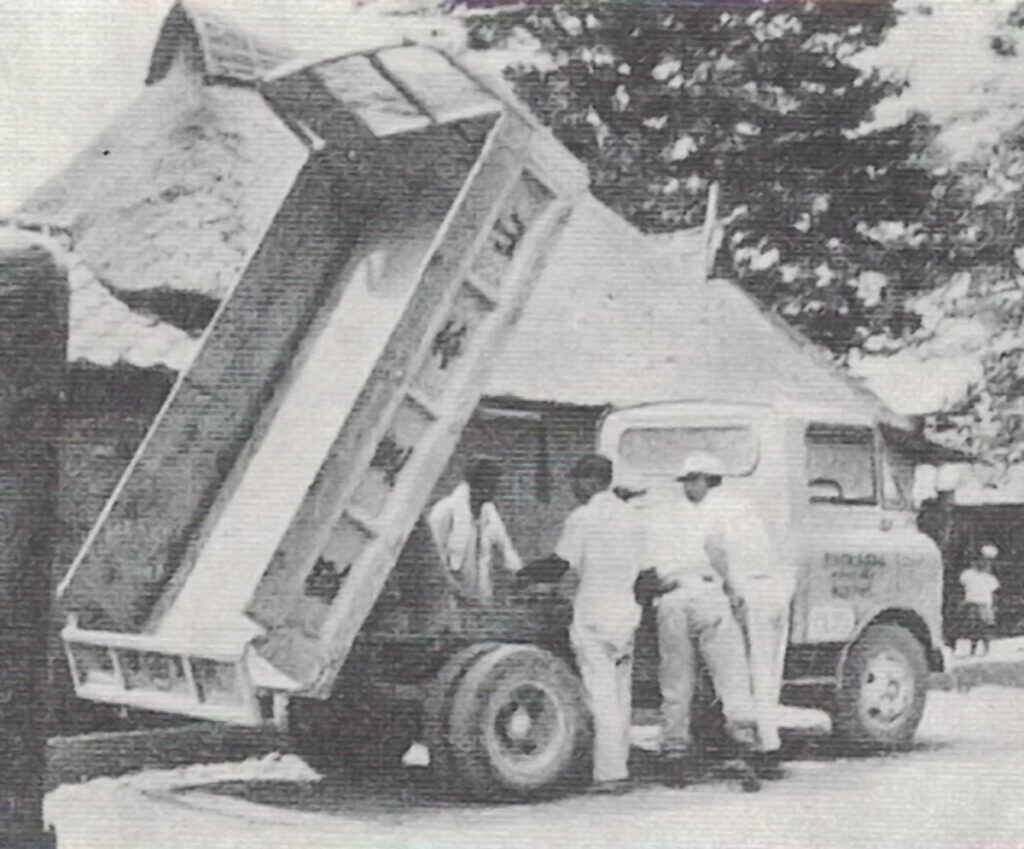 1959年1月にはサービス業務を担当する部署が初めて組織的に発足。以降、販売台数の増加とともにサービス体制も順次強化されていった。写真は1962年にチームを組んで行なった全国巡回サービスの模様