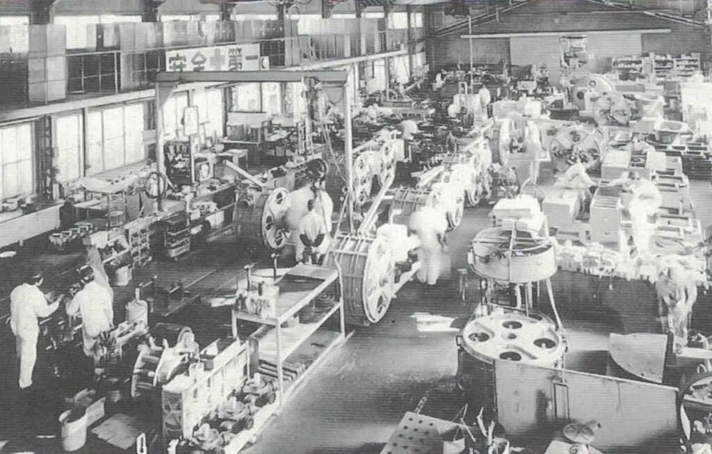 1967年のコンクリートポンプユニット生産工場の模様。コンクリートポンプ車の国内シェアトップメーカーである極東開発は、60年代半ばから同車の開発に取り組んでいる