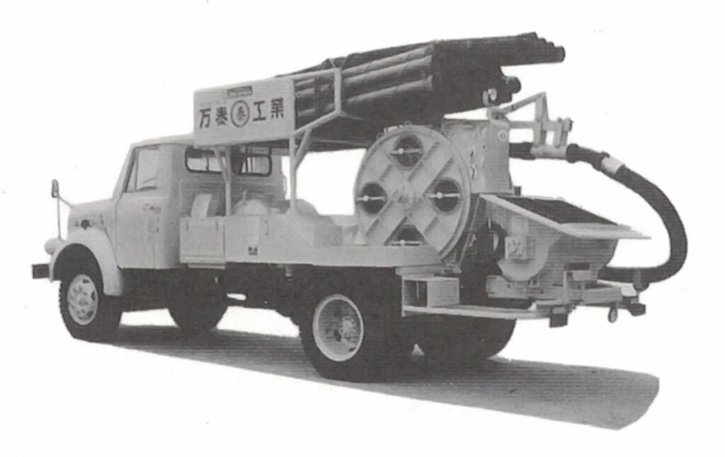 4インチスクイーズクリートの「PC-100型」。1967年7月からの正式発売に先駆けて、同年5月、<br>横浜工場でコンクリートポンプ発表会が開かれた