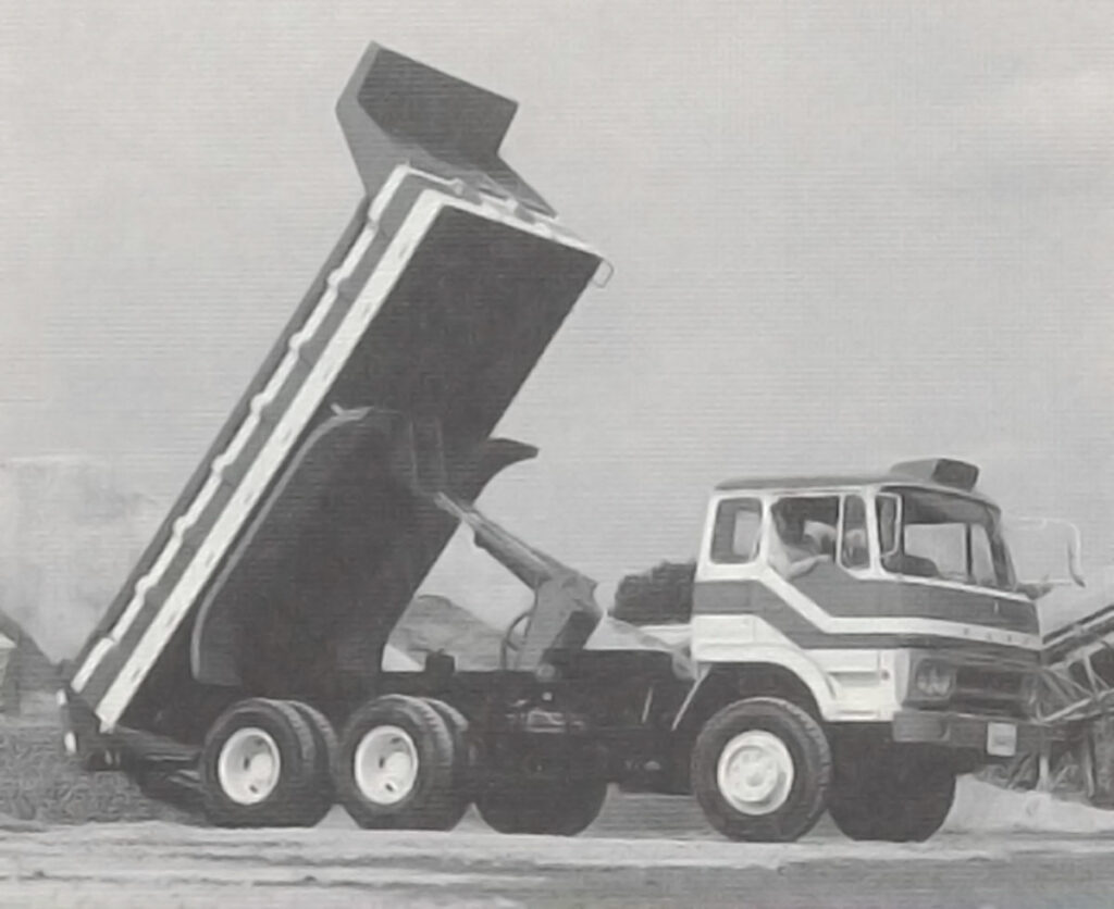 10トンダンプ市場のボディ長尺化傾向に対応し、1976年にWリンク式ホイストを搭載して登場した「Zダンプ」