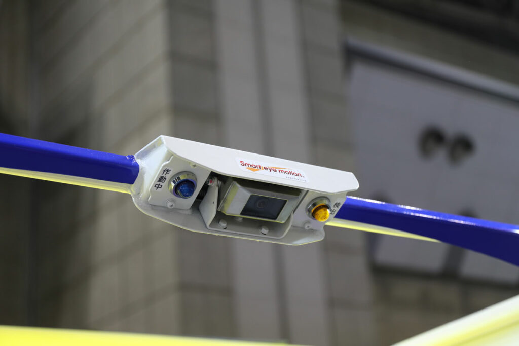 Smart eye motionのカメラ。人の頭部の形状を学習しており、人が巻き込まれそうな状況を検知すると装置を自動停止する