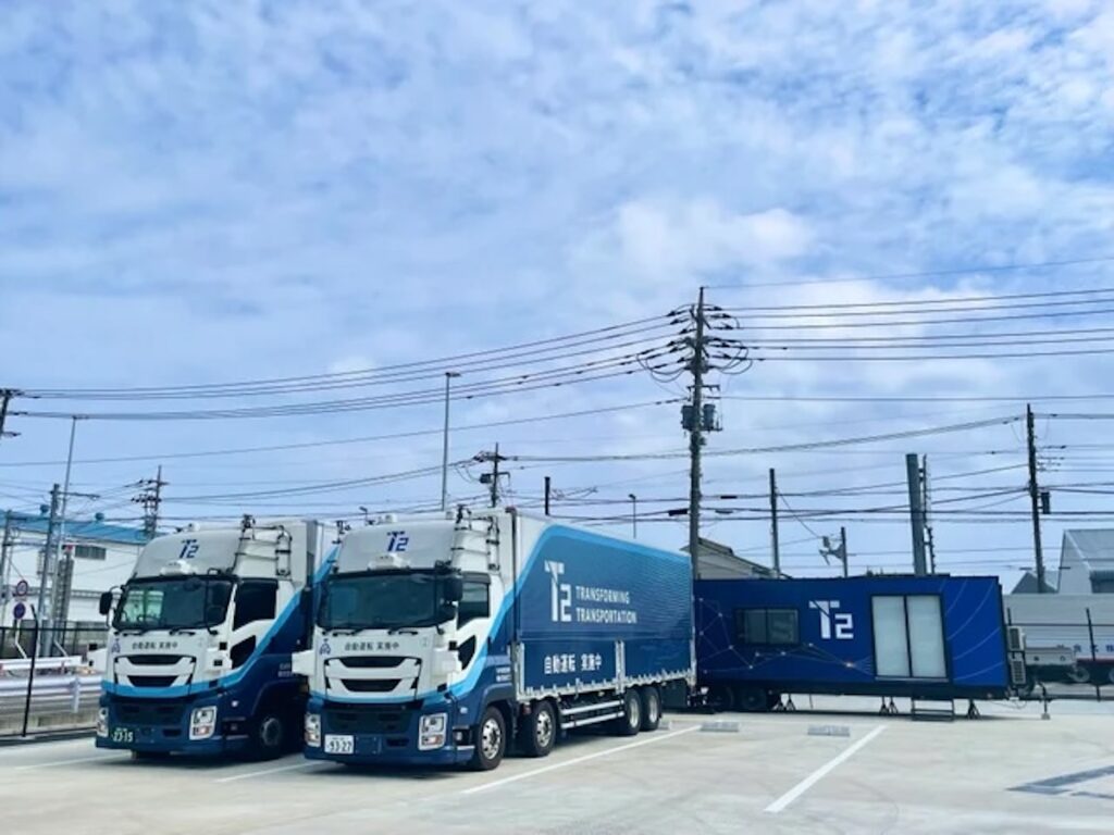 トランスゲート綾瀬にT2の自動運転トラックが停車する様子