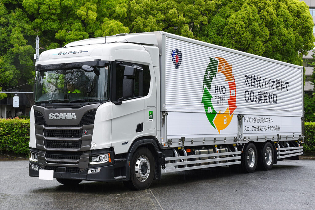 スカニアジャパンが公開したHVO燃料デモカー・スカニアR420 B6×2デイキャブ標準ルーフウイング完成車。もとは通常のディーゼル車で、HVOの使用に伴う改造も無用だが、使用燃料を変更したため軽油の補給は（法律的に）不可能。HVO普及には制度設計や税制の見直しが必須だ