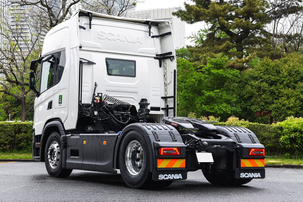 『プライム・レディ』のG420 A4×2後輪エアサスセミトラクタのリアビュー