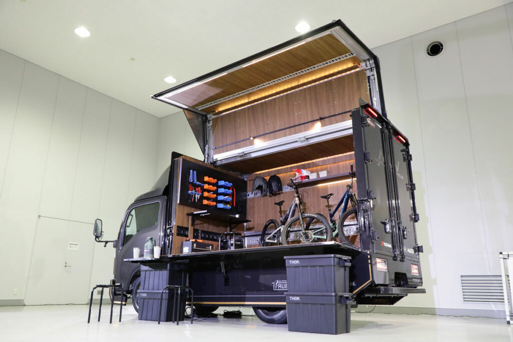 日本フルハーフが「ジャパントラックショー2026」に初出展!!　車両4台と画期的な庫内脱臭コートの体験会を実施