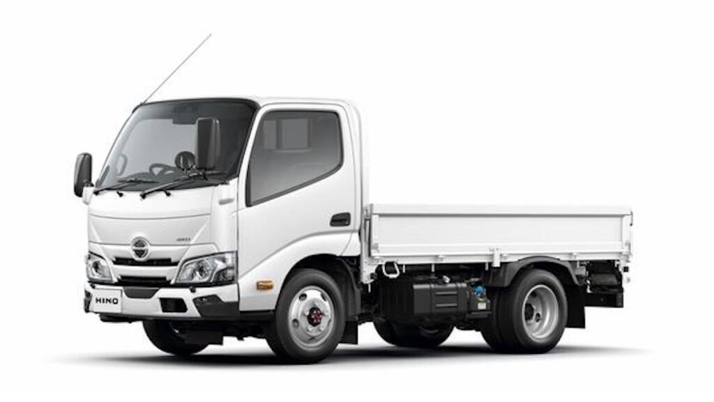 新型「日野デュトロ」。標準装備の出会い頭警報のレーダーが追加されたため、搭載するフロントバンパーのデザインが一新された