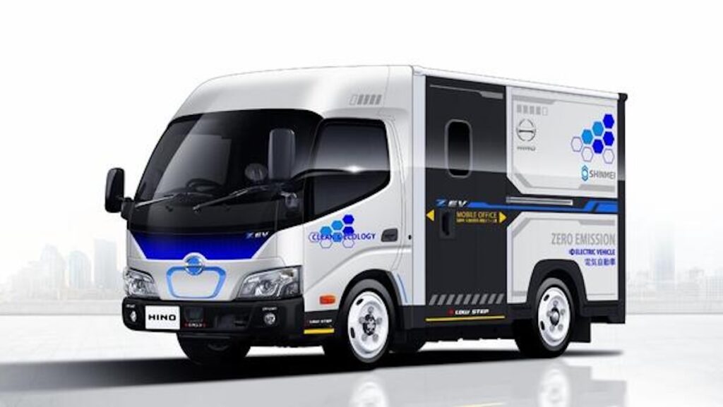 超低床を実現した「日野デュトロZ EV」。今回はそのモバイルオフィス仕様を出品